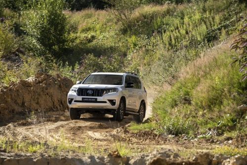 TOYOTA LAND CRUISER DIESEL SW 2.8 D-4D 204 Invincible 5dr Auto 7 Seats [Sunroof] view 2